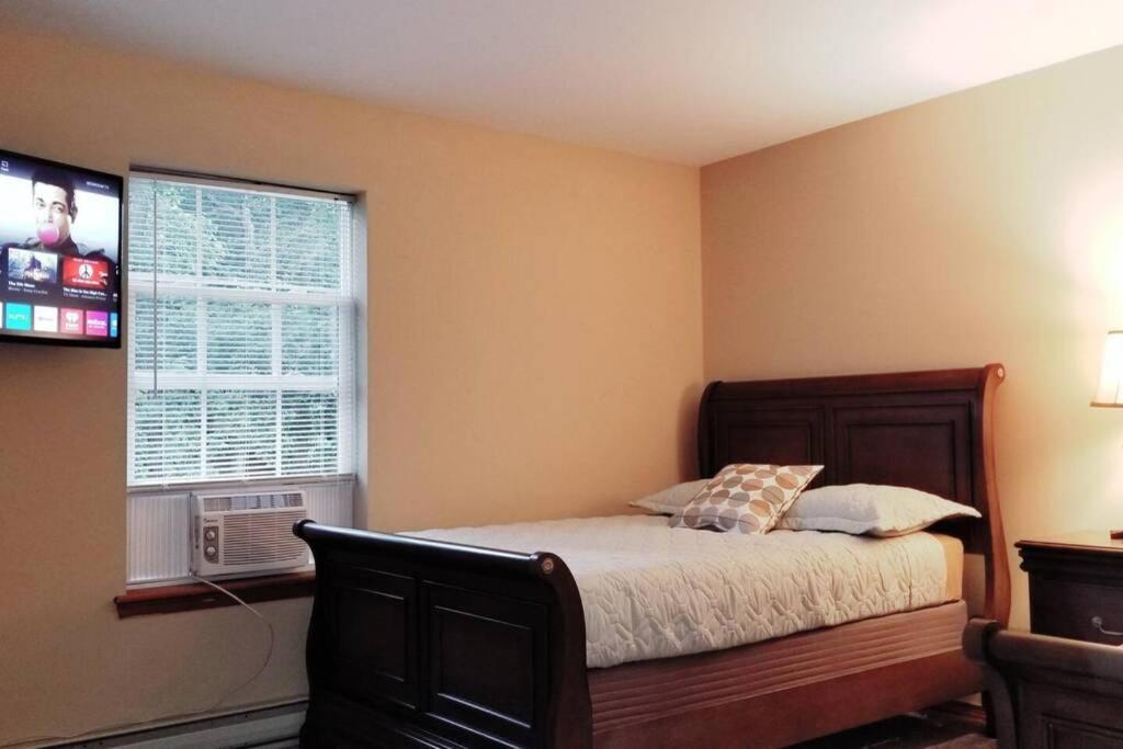 *Amenity-Filled Waterfront Oasis @Saw Creek Estates Near Waterfalls And Hiking* East Stroudsburg Exterior foto